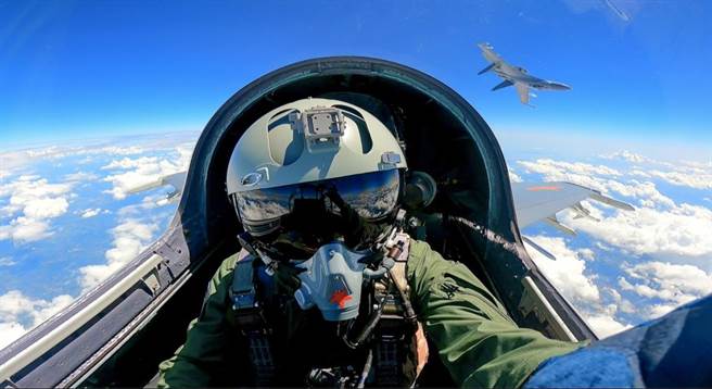 近日台海兩岸關係嚴峻，中國大陸派出各型戰鬥及轟炸機侵擾台灣空域，甚至經常刻意逾越中線，挑釁意味十足。（新華社）