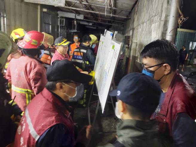 新北市淡水区一处民宅19日晚间失火，造成3死5伤的惨剧。图片为消防人员在场协调救援。（翻摄照片）