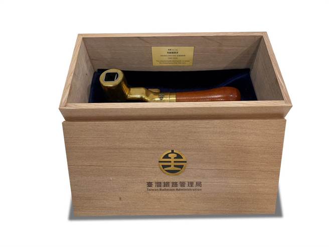 台铁司轫阀把手礼盒。(台铁提供)