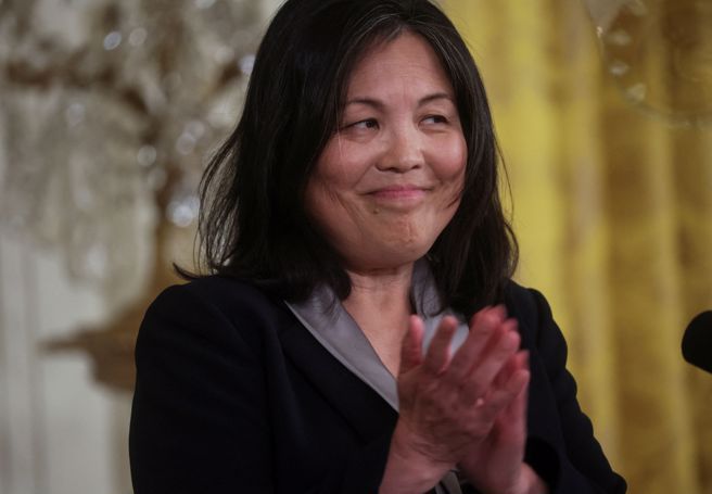 美国总统拜登（Joe Biden）2月底提名劳工部副部长苏维思（Julie Su）出任劳工部长。（图／路透社）