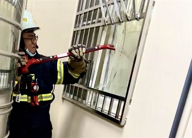 2岁幼儿误触门暗锁受困，警消获报，切除铁窗、敲碎玻璃、破窗而入，顺利协助女童脱困。（民眾提供／杨静茹南投传真）