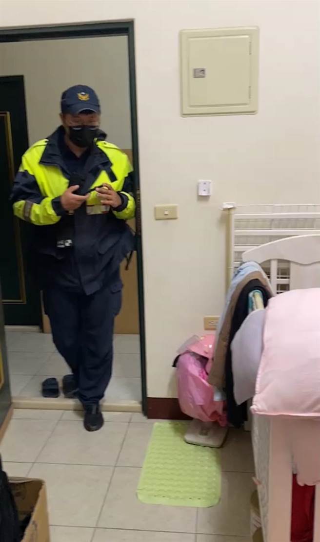 报案人说，她抱女儿进婴儿床（右），接着到房外拿早餐，未料女儿误触大门暗锁受困。（民眾提供／杨静茹南投传真）