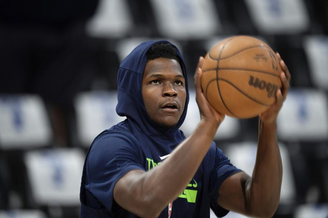 灰狼队Anthony Edwards赛前练投。（美联社）