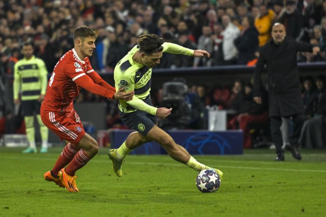 曼城Jack Grealish(右)与对手抢球。（美联社）