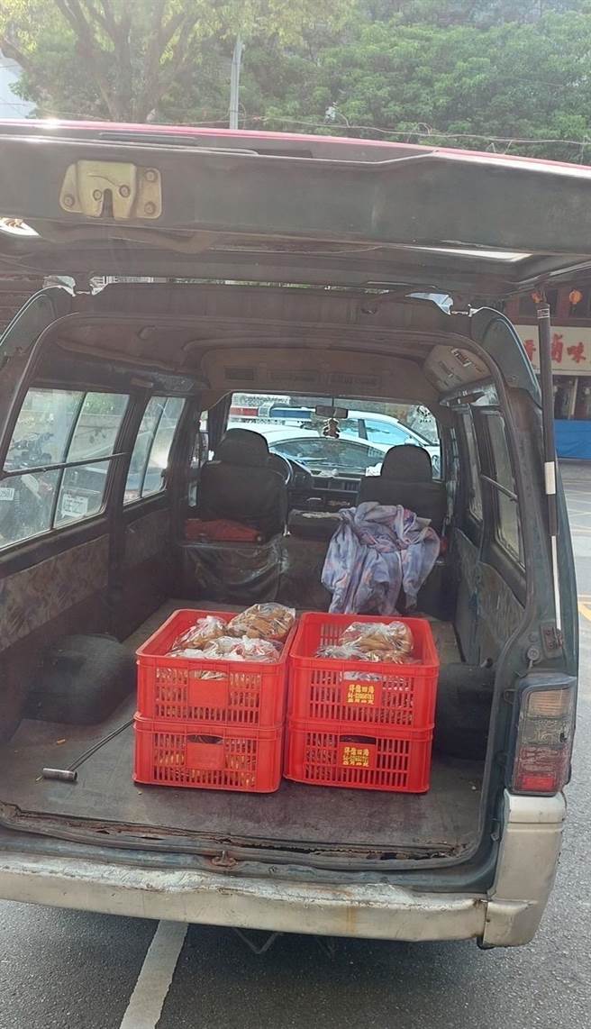 桃园市八德区日前有名租心的司机，因为忘记关车门导致车上4篮豆干掉落路中央。（桃园市八德警分局提供／陈梦茹桃园传真）