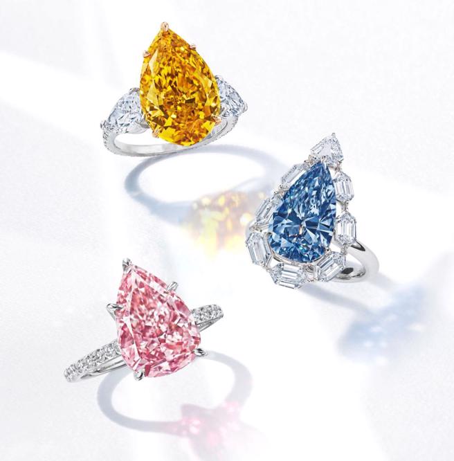 佳士得香港春拍展出多见罕见彩宝，包括「THE GOLDEN FLAME」8.92克拉黄橙钻戒指，估价2000万至3000万港币。4.83克拉蓝钻戒指，估价5500万至8000万港币。4.08克拉粉红钻戒指，估价2550万至3500万港币。（Christie's提供）