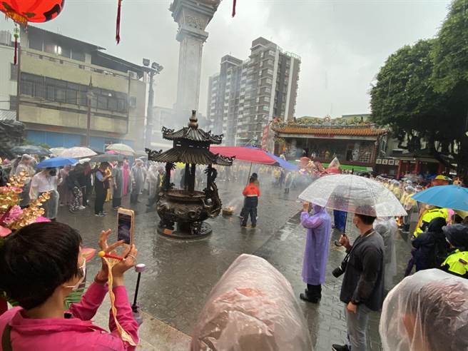 台中市旱溪妈祖遶境18庄今起驾，场面热络，为期22天遶境行程，预计5月11日晚间9时回銮安座。（张妍溱摄）