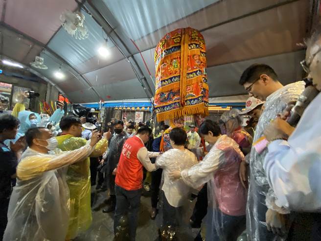 乐成宫董事长郭松益与台中市长卢秀燕一同恭请妈祖上轿安座在起马炮仪式中出巡绕境。（张妍溱摄）