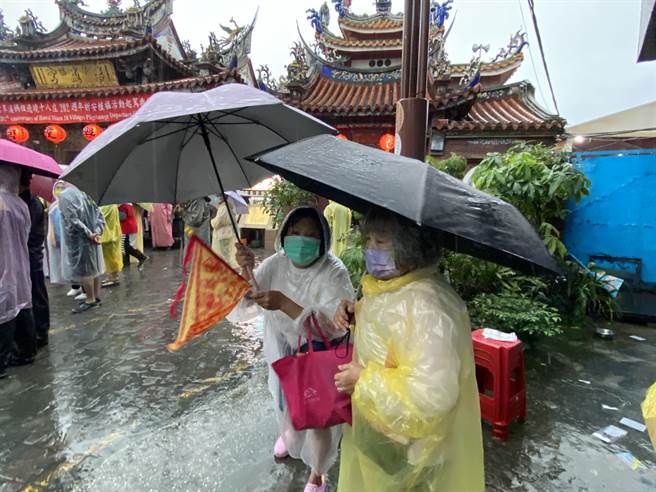 「旱溪妈祖遶境18庄」活动今起驾适逢春雨来袭，应验民间传说「妈祖出巡必落雨」，虔诚信眾不畏雨势恭迎妈祖出巡。（张妍溱摄）