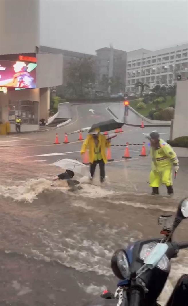 疑似女学生行经弘光科大门口时，因不小心跌倒瞬间就被水流冲走，被民眾说是「弘光滑水道」。（取自记者爆料网）