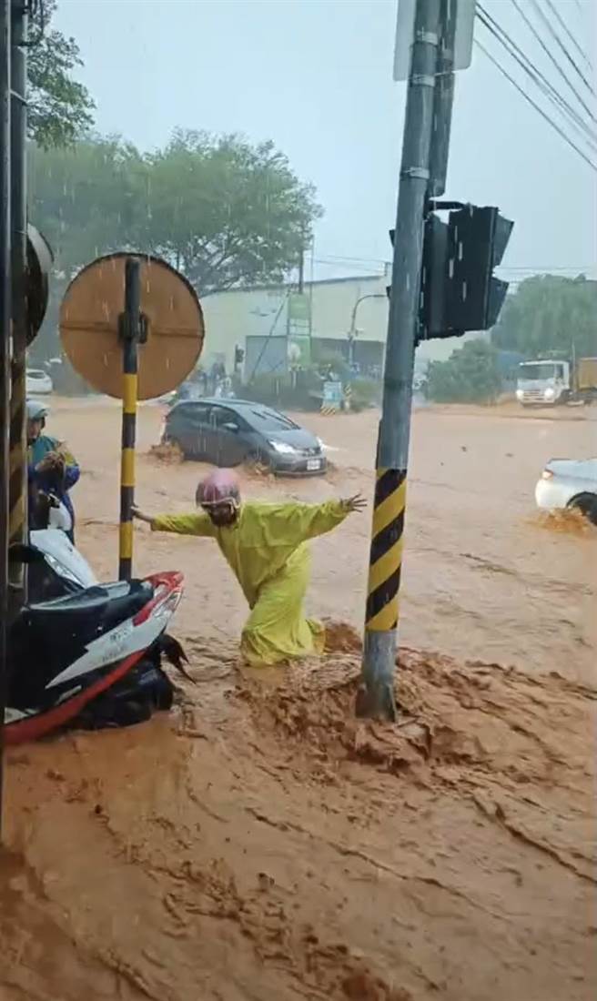 东大路、清泉路口附近上午因泥水湍急，骑士只好将摩托车停在路边躲避。（取自记者爆料网）