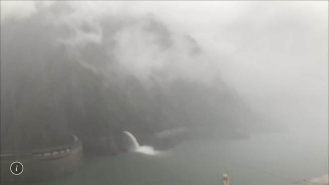 德基水庫上游集水區降雨，累積雨量達28.5毫米，目前水位下降明顯趨緩。（民眾提供／馮惠宜台中傳真）