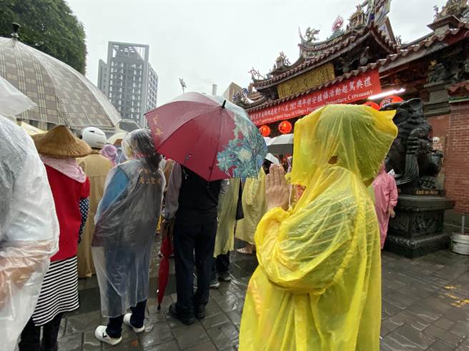 乐成宫旱溪妈今天一早出巡遶境，适逢雨势庞大，很多虔诚妈祖信徒不畏雨势前来、双手合十膜拜，感受「雨水妈！」洒润解除乾旱的那份慈悲、灵感。（张妍溱摄）
