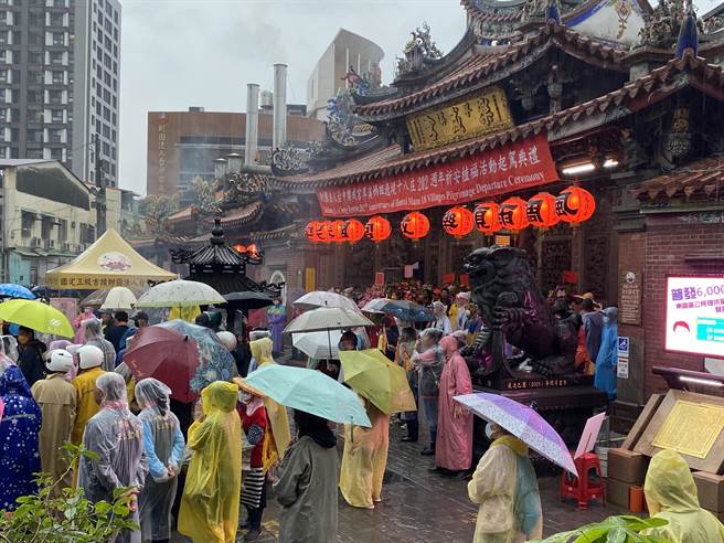 「旱溪妈祖遶境18庄」活动今起驾，很多虔诚妈祖信徒不畏雨势前来，逾千人护轿、场面浩大热闹。（张妍溱摄）