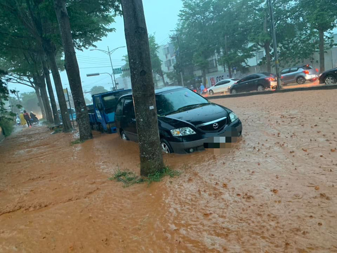 台中东大路往中科方向淹水。（图／脸书社团「沙鹿之美」版主提供）