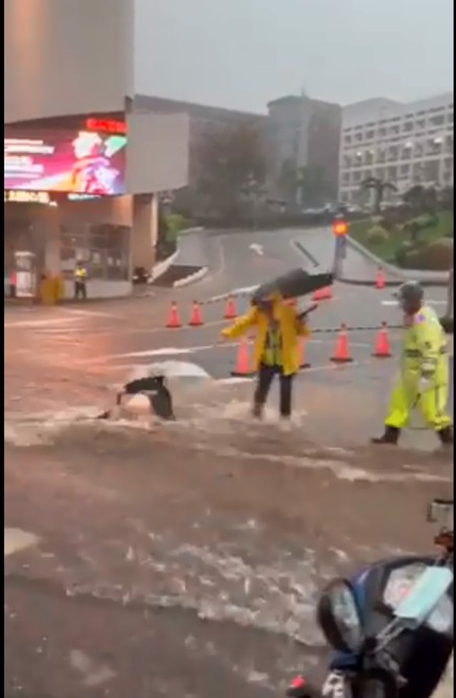 台中市淹水严重，民眾甚至被水冲走了。（图／脸书社团「沙鹿之美」版主提供）