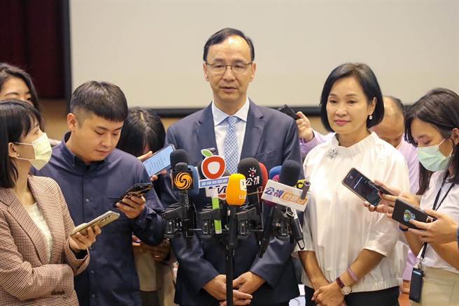 国民党主席朱立伦今出席「长工时与过度疲劳，台湾劳工更幸福了吗？」记者会时受访。（文传会提供）