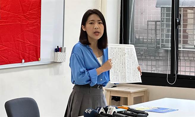 国民党台北市议员徐巧芯20日召开「向党员报告」记者会，会后受访时徐透露，自己在电话民调中全数领先现任立委费鸿泰及民进党对手许淑华。（丁上程摄）