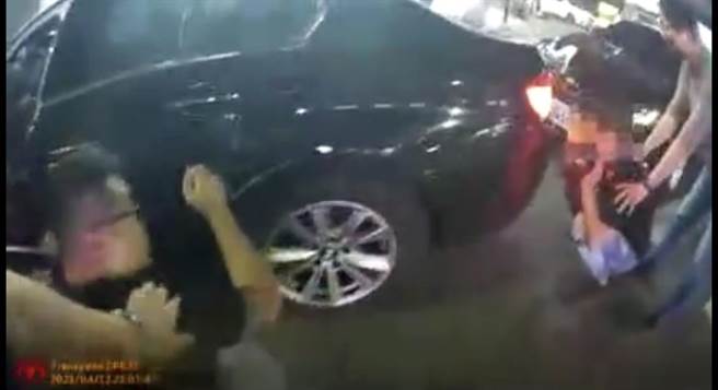 警方逮捕药头。（翻摄照片／崔正纲高雄传真）