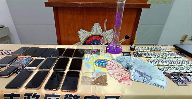 警方查获毒咖啡包、安非他命、大麻、手机、现金7万9800元等证物。（翻摄照片／崔正纲高雄传真）★《中时新闻网》关心您：保护自己、远离毒品！