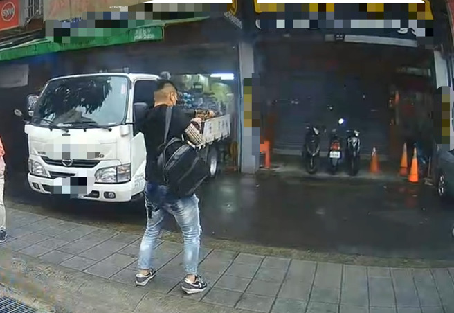 土城一家当铺遭长枪扫射42余枪，现场布满弹壳。(翻摄记者爆料网)