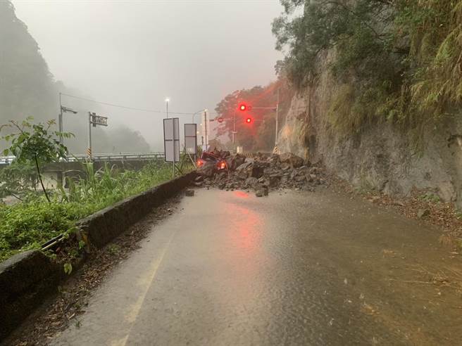 苗栗县泰安乡24小时降下250公厘雨量造成对外交通遭落石阻断。（读者提供／谢明俊苗栗传真）