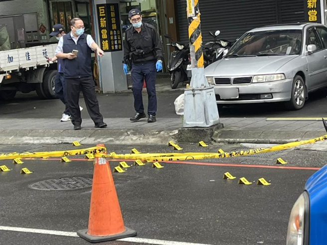 新北市土城区四川路7号某当舖今早8时许传出枪响，一名刘姓少年持枪到当舖门口连开42枪后，自行投案，警方目前正在厘清犯案动机。（蔡雯如翻摄）