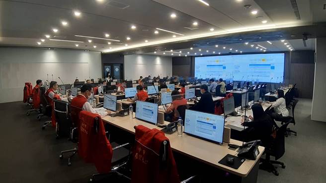 台中市水災災害應變中心二級開設，同時召開工作會議，各局室派員進駐，各功能分組針對整備情形進行報告。（台中市政府提供／馮惠宜台中傳真）