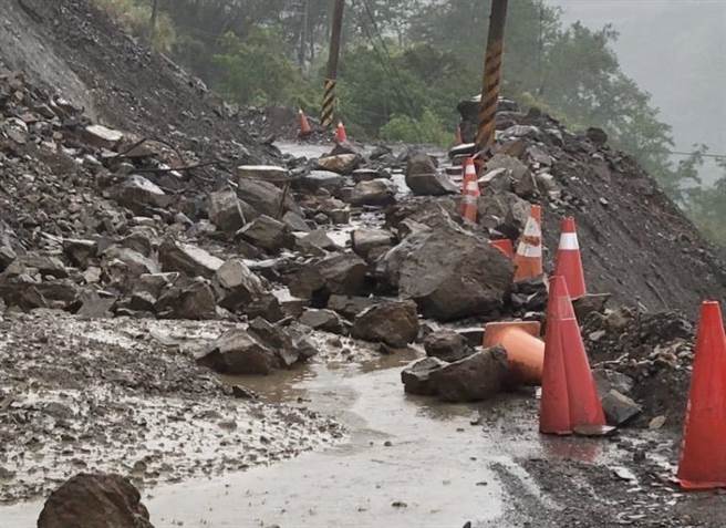 「最强春雨」在南投山区有局部大雨，造成投89线16.8公里处坍方、中断。（民眾提供／杨静茹南投传真）