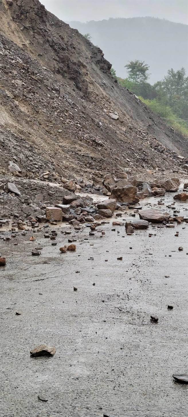 锋面报到，南投县山区有局部大雨，仁爱乡投89线（力行产业道路）沿路多处落石。（民眾提供／杨静茹南投传真）