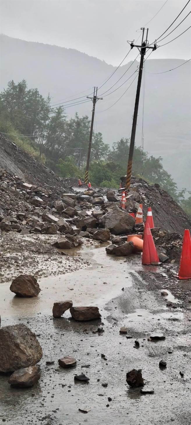 投89线16.8公里处坍方，仍持续有泥流、石块， 暂时无法抢修。（民眾提供／杨静茹南投传真）