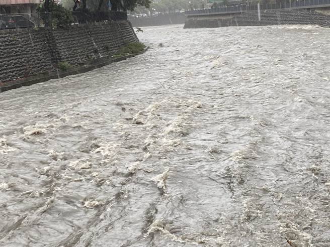 台中市西区麻园头溪出现惊人水量，一早拍下可怕景象，溪水有如泄洪大水狂奔、水势相当湍急。（张妍溱摄）