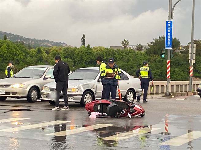 金门一女子骑车行经金湖镇太湖路与士校路口时，违规闯红灯直衝，遭绿灯直行的车辆当场撞飞。(于家麒摄)