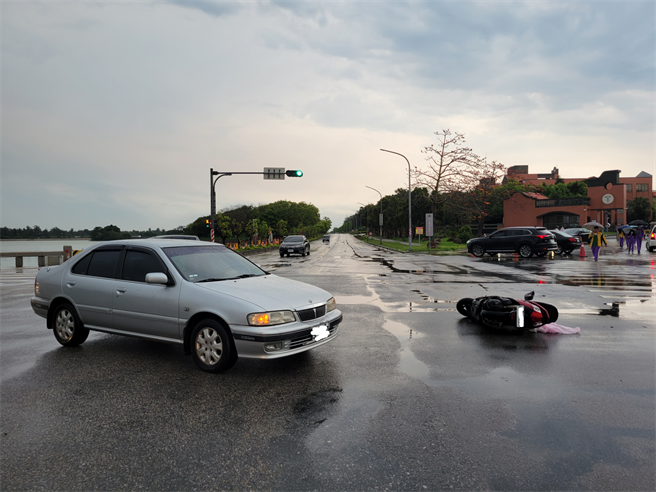 车祸发生时一旁的金湖国中正值放学时间，不少学生经过目睹车祸惊险瞬间，吓得冷汗直流大呼太恐怖。(图／警方提供)