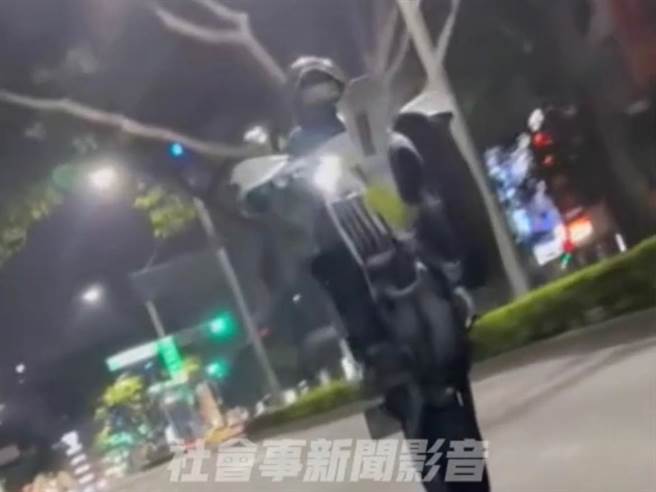 高雄有名重机骑士表演「翘孤轮」，辖区警方将调阅监视器开罚。（摘自社会事新闻影音）