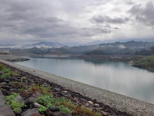 湖山水库几乎不受锋面带来雨势影响，昨天至今天只进帐4万公吨。（周丽兰摄）