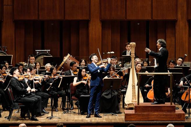 国家交响乐团首赴美国东岸的第一场音乐会，在美东时间19日晚间8点于美国华盛顿甘迺迪表演艺术中心登场，在小提琴家黄俊文演完布鲁赫的《苏格兰幻想曲》之后，全场听眾激动地起立鼓掌。（国家交响乐团提供）