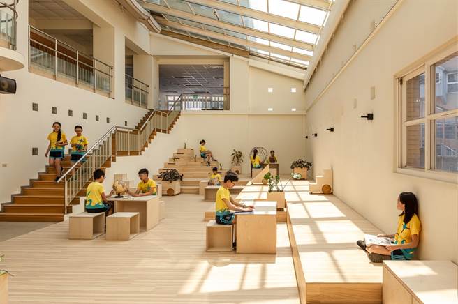 新竹市阳光国小以「今天我想搬块大积木」为主题，改造位于学校中枢地带的「阳光PUB」，透过减法设计重塑空间整体规画。（新竹市政府提供／王惠慧新竹传真）