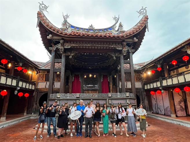 交通部观光局参山处安排欧洲旅行业踩线团到雾峰林家宫保第参观，团员前往全台唯一结合福州式戏台与特色卷棚作法的「大花厅」参观，不少人拿起手机拍照打卡。（参山处提供／冯惠宜台中传真）