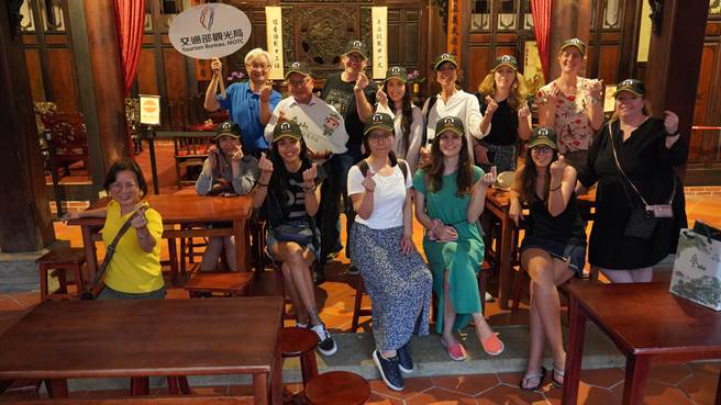 交通部观光局参山处安排欧洲旅行业踩线团到雾峰林家宫保第参观，团员前往全台唯一结合福州式戏台与特色卷棚作法的「大花厅」参观，不少人拿起手机拍照打卡。（参山处提供／冯惠宜台中传真）