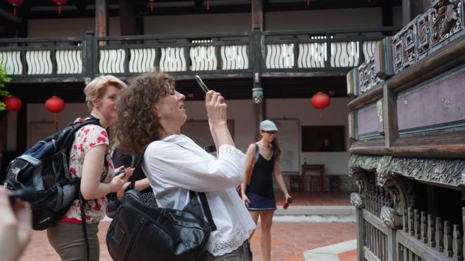 交通部观光局参山处安排欧洲旅行业踩线团到雾峰林家宫保第参观。（参山处提供／冯惠宜台中传真）