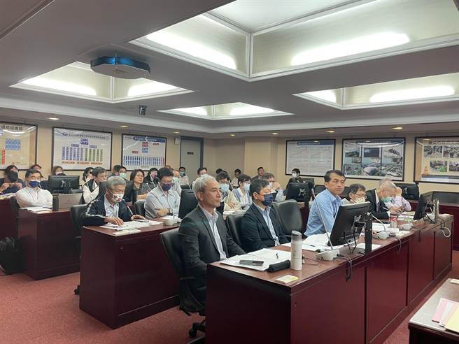 国民党议员秦慧珠于交通委员会中关心悠游卡跨境支付的成效，悠游卡公司回应，2000个站点有6成为台湾观光客较不会使用到，11月7日启用至1月6日，交易金额则为20几、30万。（刘彦宜摄）