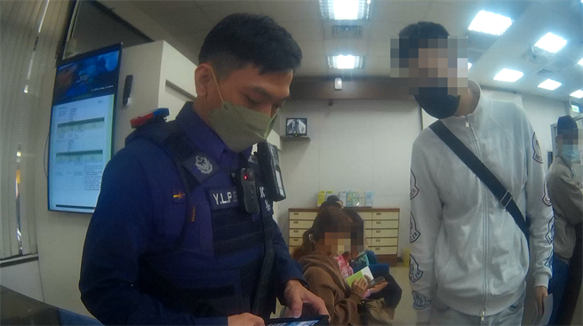 一名男子到斗六市一家银行提领420万元，经斗六派出所员警赶往关怀后，他放弃提领。（斗六分局提供）