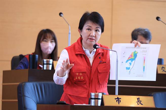 今年最強春雨報到，台中市昨晚至今天多處地區出現淹水情況，市長盧秀燕表示，市府接獲20起淹水或路樹倒塌案件，近午11點左右已排除。(林欣儀攝)