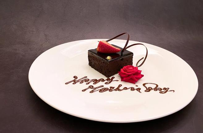 Fresh & Aged 美福乾式熟成牛排馆住出母亲节双主菜套餐，早鸟订购且完成预付订金即赠「奥地利甜点沙哈蛋糕」乙份。（图／Fresh & Aged美福乾式熟成牛排馆提供）