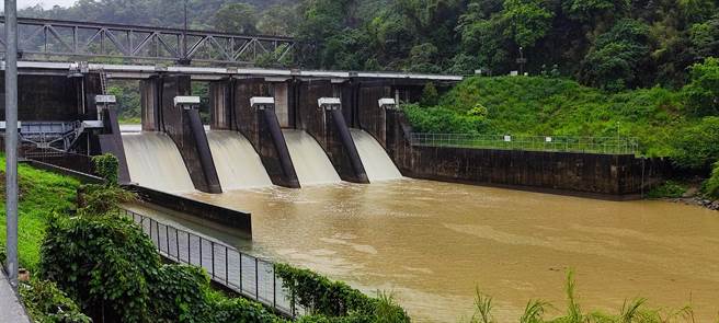 苗栗縣鯉魚潭水庫因豪大雨帶來大量進水，水庫排沙作業排出部分沙水。（謝明俊攝）