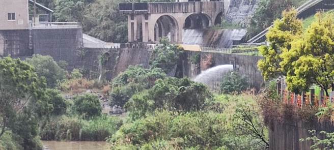 苗栗縣鯉魚潭水庫因豪大雨帶來大量進水，水庫排沙作業排出部分沙水。（謝明俊攝）