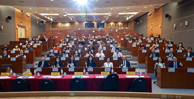 为解决资通讯产业相关产业人才难找的缺工需求，经济部、教育部、劳动部及侨委会等相关部会，日前在龙华科技大学办理「资通讯产业人才培育交流座谈会」。（校方提供）