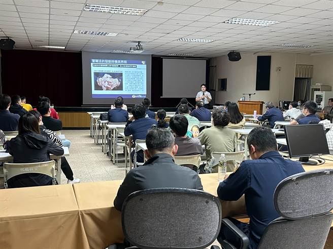 苗栗地检署检察官张文杰在县警局替员警上课。（苗栗县警局提供／谢明俊苗栗传真）