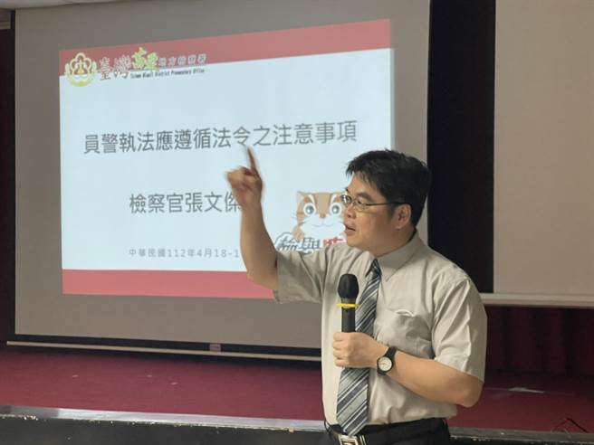 苗栗地检署检察官张文杰在县警局替员警上课。（苗栗县警局提供／谢明俊苗栗传真）